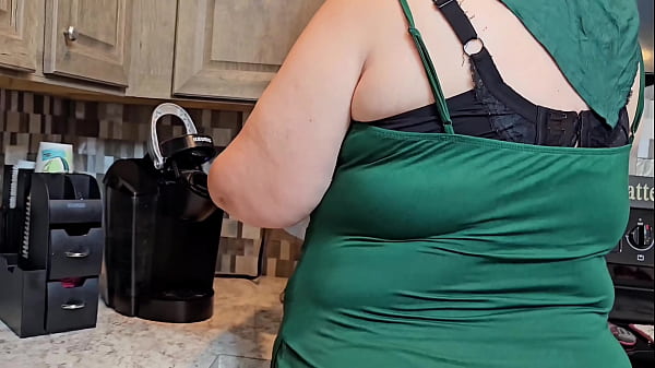 Play MP4 - I got very pissed for not getting the day off I asked for&comma; so I pee on my boss desk &lpar;big booty hijab Muslim Milf squirting on desk&rpar; big butt