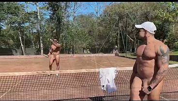 PUTARIA NA QUADRA DE TENIS 