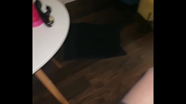 En laisse encag&eacute; et se touchant devant moi &agrave; mes ordres cette bonne 