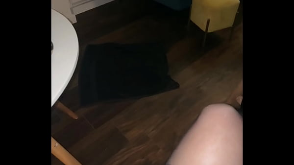 En laisse encag&eacute; et se touchant devant moi &agrave; mes ordres cette bonne