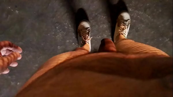 Desnudo en unpuente_sobre lavía del tren