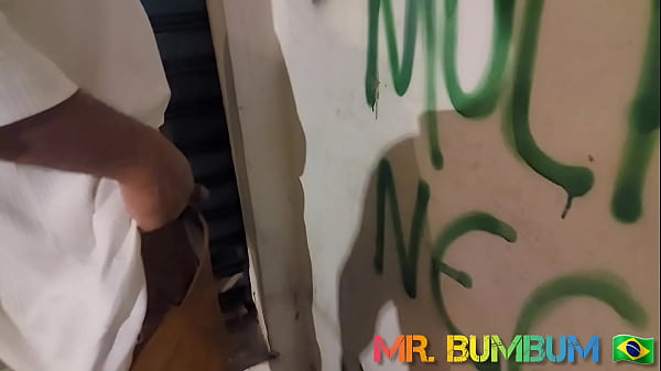 Play MP4 - Macho saiu da balada e foi mijar cheio de tes&atilde;o&period; Provoquei at&eacute; ganhar leite quente&period;