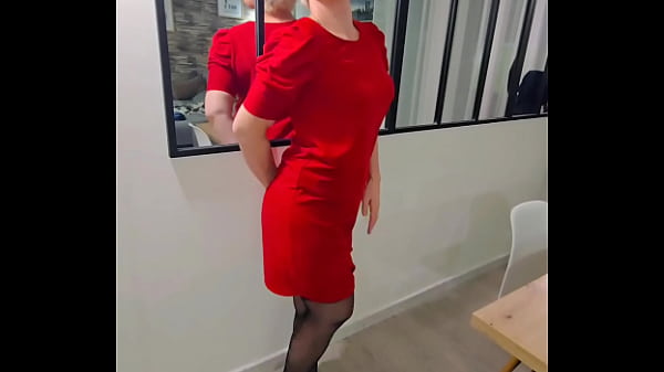 Nonton Dans Ma Robe Rouge Vetu De Porte Jartelle Je T Offre Un Petit Strip thumbnail