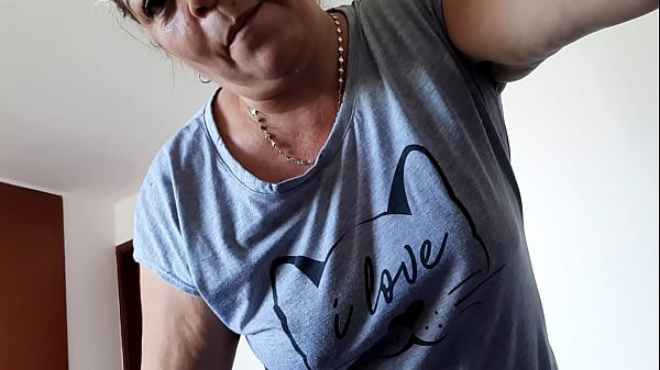 Play MP4 - Encuentro a mi hijastro masturb&aacute;ndose&comma; qu&eacute; rica polla