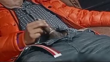 sacando semen en un alojamiento con condon