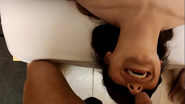 Nonton Geile Schlampe Schluckt Gen&uuml;sslich Die Ganze Pisse, Die Ihr In Den Rachen Gegossen Wird thumbnail