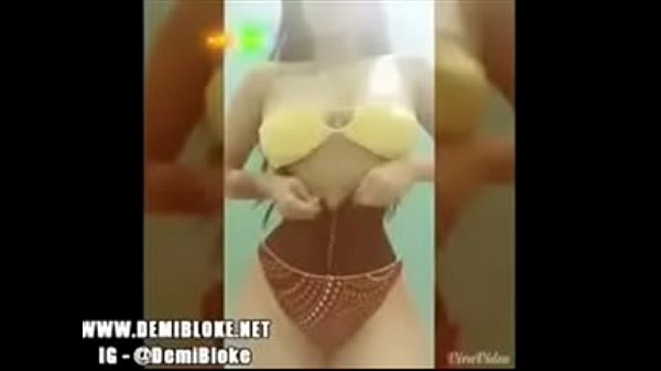 MILKA ENCUERA DESNUDA 