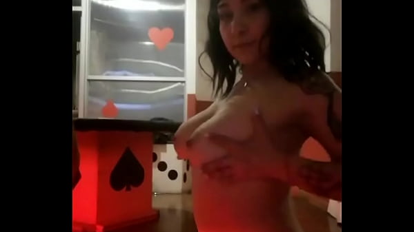 Mina Chilena Que Vende Sus Fotos Por Grinder thumbnail