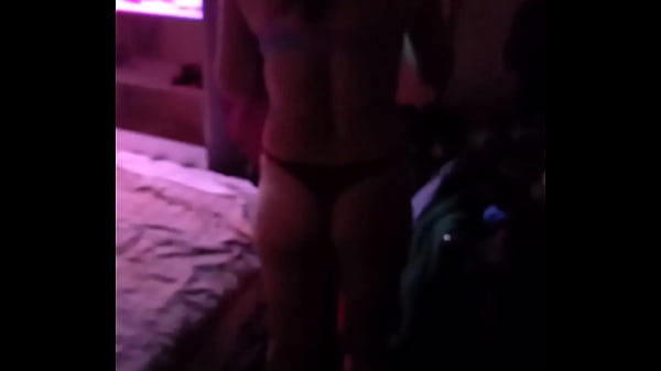 Mi hermosa mujer poni&eacute;ndose sexy antes de que me la coja. 