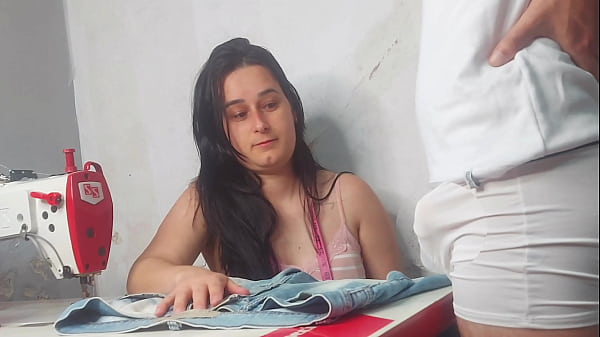 Costureira Observando Ere&ccedil;&atilde;o Do Cliente! thumbnail