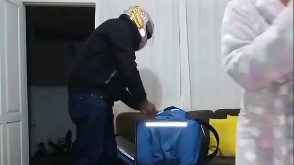 Play MP4 - empregadinha ganha t&atilde;o pouco que teve que pagar a pizza de outra forma