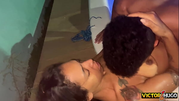 Vendedor De Rede Fodendo Cliente Na Piscina thumbnail