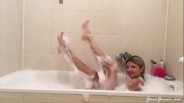 Play MP4 - Take bath with lot of bubbles