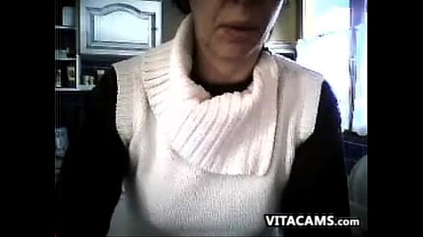 Older WebCam Slut Showing Tits