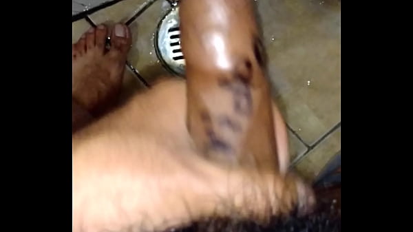 Tirando mis miados en mis patas apestosas en el ba&ntilde_o de mis t&iacute_os