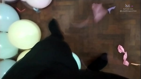 Reventando globos con mis pies (Tu eres quien los pisa) 