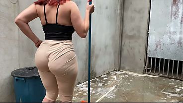 Essa empregada me provoca muito, a bunda dela é_ uma delí_cia nã_o consigo me segurar
