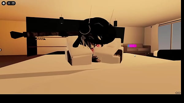 Sendo usada como brinquedo no condo do Roblox ️️ 