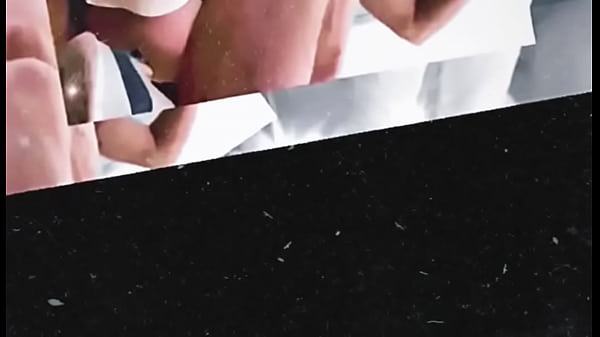 Hombre heterosexual con jaula de castidad en su peque&ntilde_o pene se mete un pepino en su culo