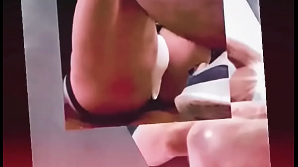 Hombre heterosexual con jaula de castidad en su peque&ntildeo pene se mete un pepino en su culo