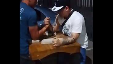 D&aacute;ndolo todo en la mesa de madera 