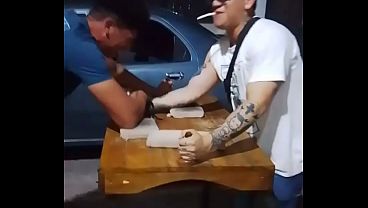 D&aacute;ndolo todo en la mesa de madera