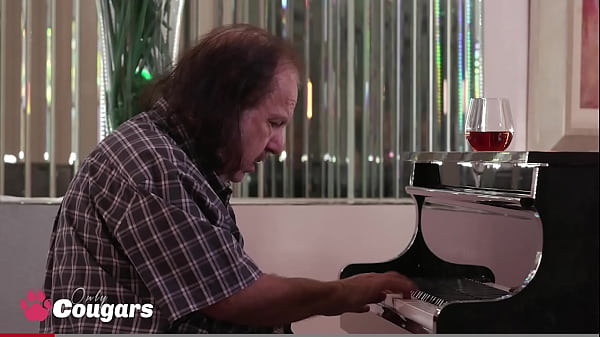 Nonton Slutty Babe Slides Her Dildo Inside Her Asshole thumbnail