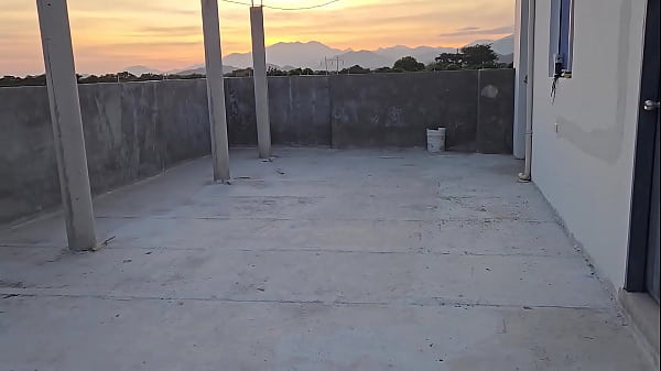 Play MP4 - Milf sumisa dominada en la azotea al aire libre por el alba&ntilde;il&period; Facial&comma; mamada&comma; lluvia dorada&comma; azotes es su gran culo y di&aacute;logo sucio&period; Perra dispuesta a todo&comma; esclava del morbo sin limites&comma; una puta completa