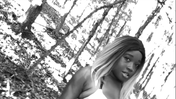 Thick ebony_slut Nina Riveraplays with her_pussy inthe woods