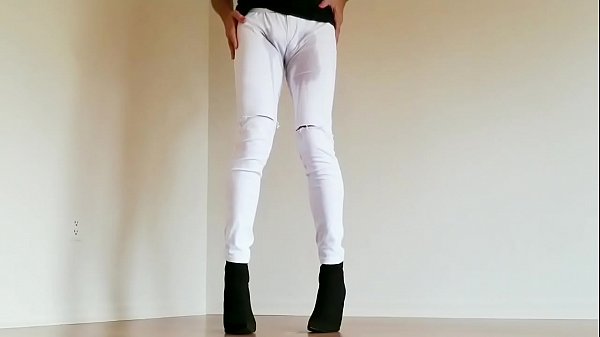 Play MP4 - Vanity peeing in her white jeans