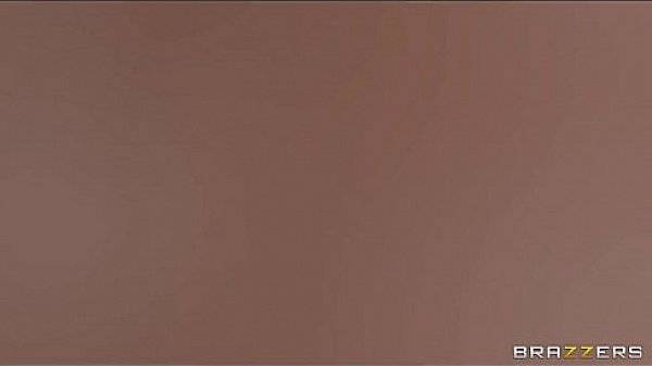 Sexy teen bombshell Riley Reid gives an amazing suck & fuck 