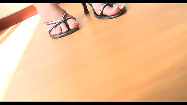 Nonton White Beauties Suggests Her Feet thumbnail