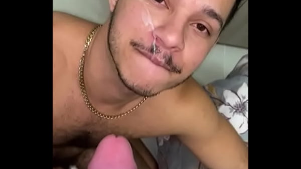 Play MP4 - Ele socou 24cm de Pau no meu rabo e gozou meio Litro na minha cara