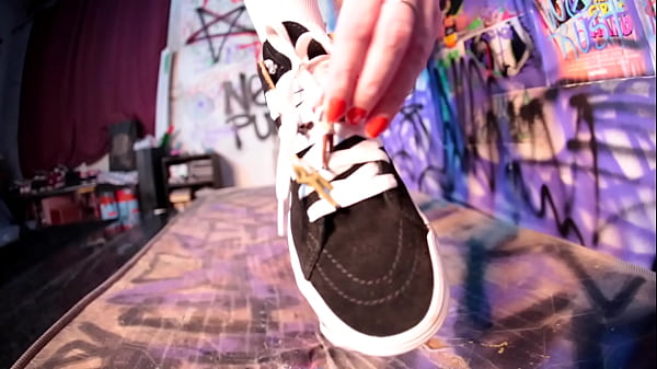 Giganta Dominando Escravo De P&eacute;s - Giantess Dominates Foot Slave thumbnail