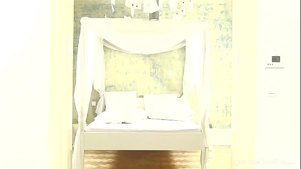 Play MP4 - Candice Luca is the naughty maid