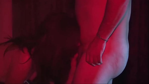 Play MP4 - Esposa chup&aacute;ndosela a sus amigos mientras el esposo los graba