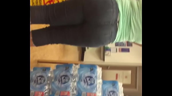 Play MP4 - Close Up poke out booty