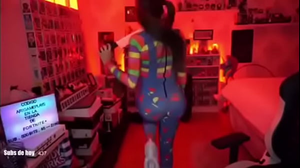 Arigameplays moviendo el culo 