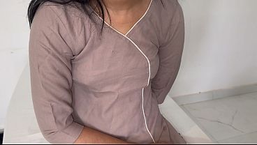 गांव के डॉक्टर ने मेरी सौतेली माँ की तंग योनि को चोदा thumbnail