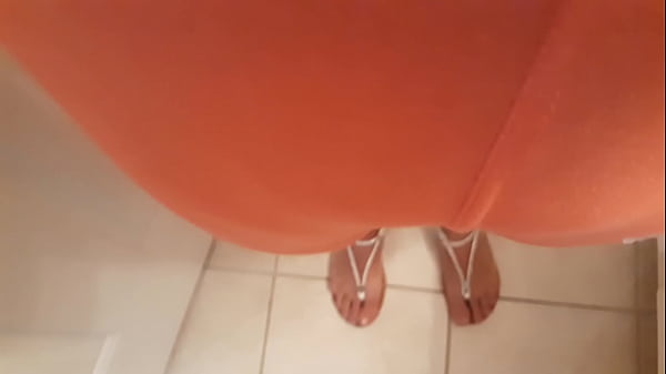 Play MP4 - Jewel cameltoe walking