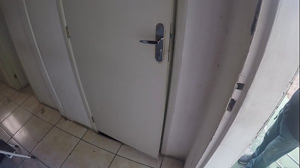 Play MP4 - A empregada me viu espiando ela no banho e me chamou pra gozar - Dinnigata - Pernocas