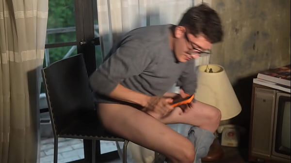 Hermosa Latina petite cabalga la enorme polla de su fot&oacute;grafo con su estrecho co&ntilde;o! R&oacute;mpeme todo el culo! 