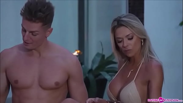 Damen entscheiden dass es besser ist ihr Jungenspielzeug gemeinsam zu teilen