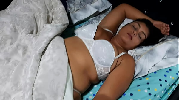 Play MP4 - Mi madrastra me chupa la verga mientras su esposo descansa &lpar;pov&rpar;