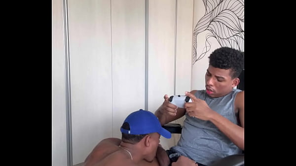 Chamei Meu Amigo Pra Jogar E Acabamos Na Cama thumbnail