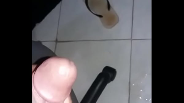 Hetero dando leite pro novinho gay muita porra 