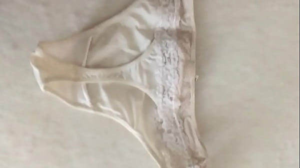 Mira esta tanga de color blanco