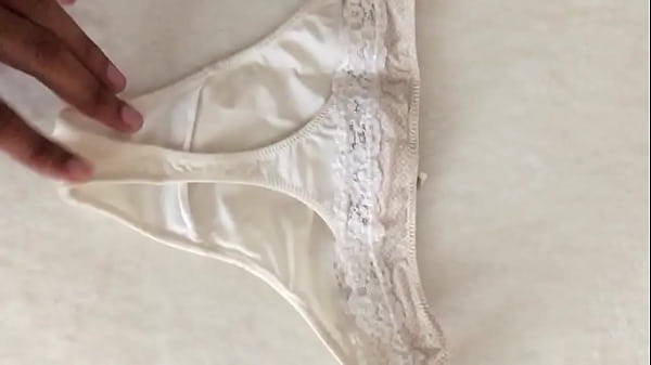 Mira esta tanga de color blanco