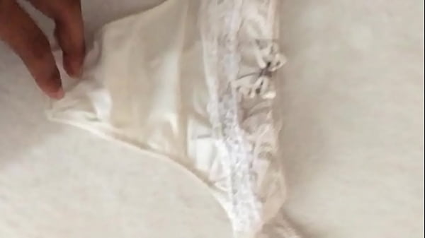 Mira esta tanga de color blanco 