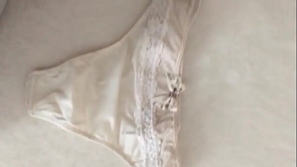 Mira esta tanga de color blanco 